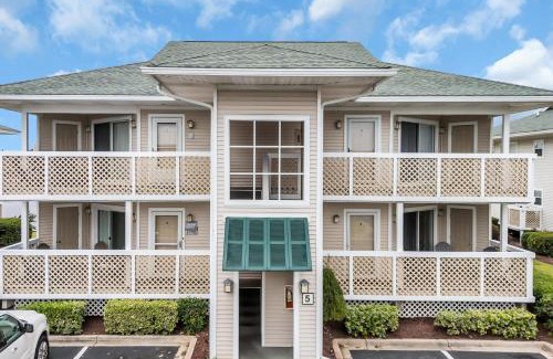 Cherry Grove Beach House | Shorehaven Lakefront & Steps to Beach w Pool and Grill