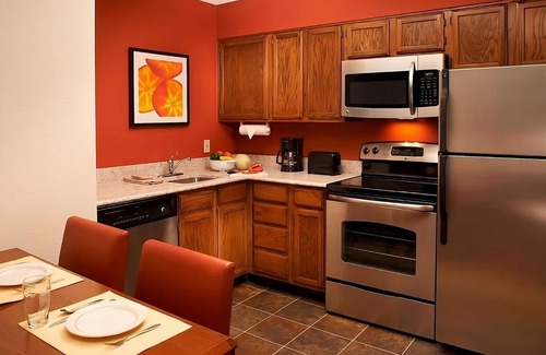 Waukegan Apartment | Short Drive to Independence Grove Forest Preserve! Free Breakfast, Outdoor Pool