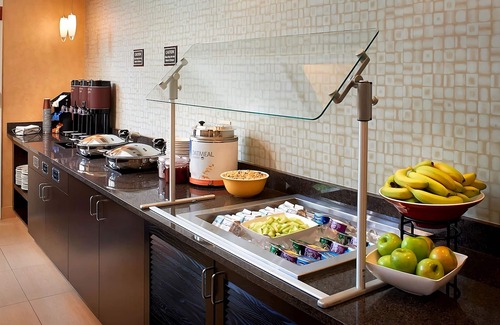 Waukegan Apartment | Short Drive to Independence Grove Forest Preserve! Free Breakfast, Outdoor Pool