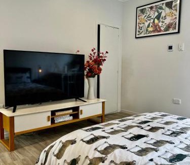 Cheltenham House | Short Stay- YOUR OWN GUESTHOUSE!