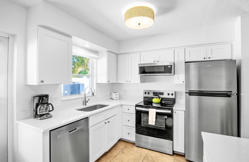 Anna Maria House | Short stays available! 5-7 Minute Walk to the Gulf Beaches!