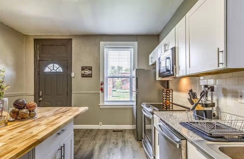 St. Louis Apartment | Short-term rental/Furnished private 1BR unit/Near Hospitals & major attractions