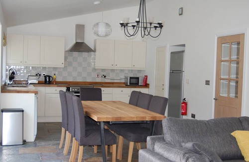 St Leonards House | Short Walk To Moors Valley Country Park. Close To New Forest And Bournemouth.