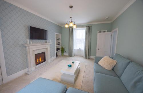 Thurso House | Short Walk to the Beach - 2 Guests - Free Parking
