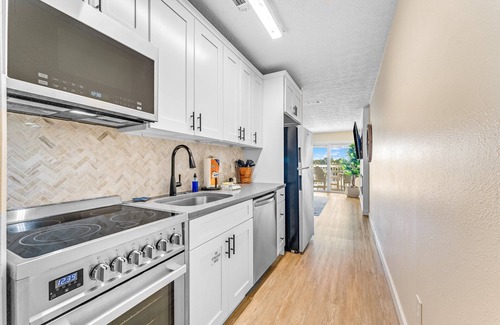 El Centro Beach Condo | Short Walk to the Shore, 2-Story Beach Condo, Community Swimming Pool, Beach Vibes at Lullwater 437
