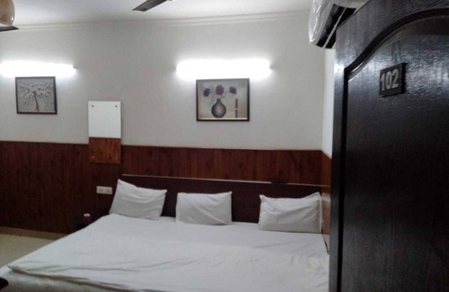 Azadpur Hotel | Shri Sai Guest House