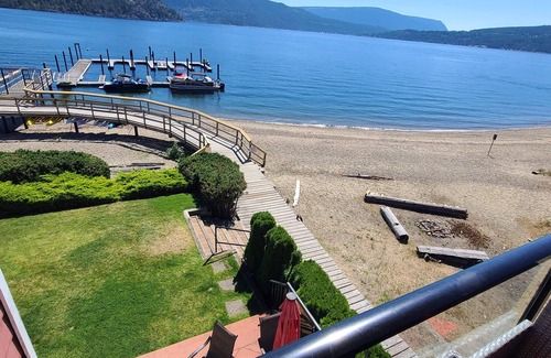 Scotch Creek House | SHUSWAP LAKE SHUSWAP BEACHFRONT BY THE PARK BOAT SLIP PIER DOCK TOWNHOUSE WIFI