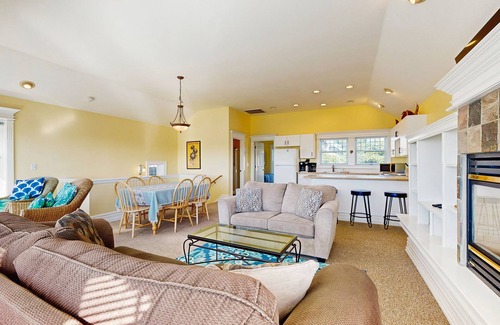 Newport House | Side-by-side ocean-view homes with hot tubs & fireplaces - 1 block to beach