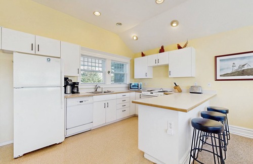 Newport House | Side-by-side ocean-view homes with hot tubs & fireplaces - 1 block to beach