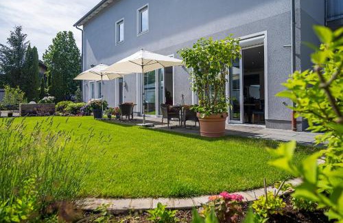 Bobingen Bed & Breakfast | Sieben Zimmer & Ein Tisch