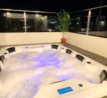 Binangonan House | Sierra Bay View Jacuzzi Overlooking Roofdeck