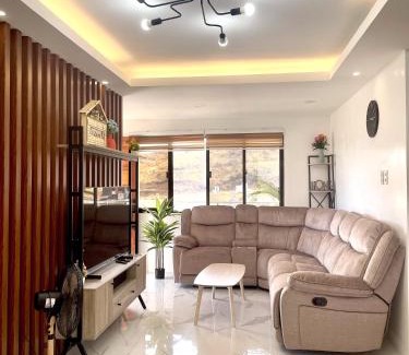 Binangonan House | Sierra Bay View Jacuzzi Overlooking Roofdeck