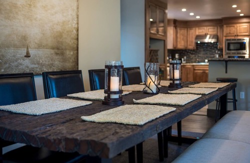 Montgomery Estates House | Sierra House Luxury Chalet: 7 Bedrooms, sleeps 14, Hot Tub, Pool Table and more!