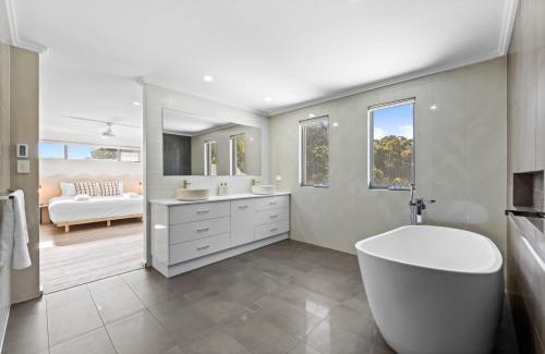 Silver Sands House | Silver Sands Sanctuary - 6BR Beachside Luxury