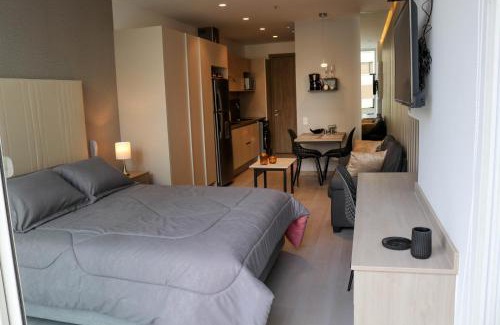 La Carolina Apartment | Silver Studio Pool Comfy Garage CheckinEC