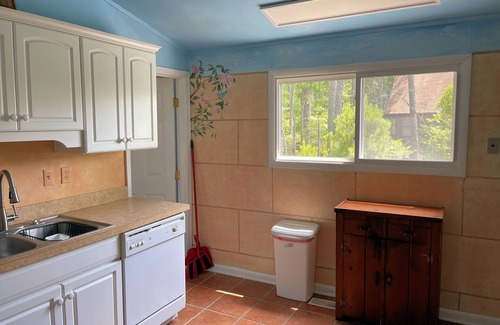 Piney Island House | Silver Thatch -4BR home , enclosed sun porch. Close to the beach. NO LINENS