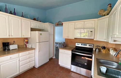 Piney Island House | Silver Thatch -4BR home , enclosed sun porch. Close to the beach. NO LINENS