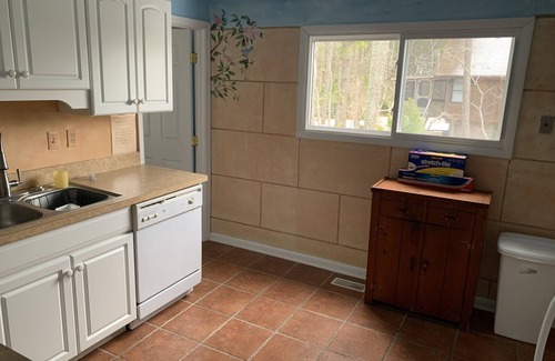 Piney Island House | Silver Thatch -4BR home , enclosed sun porch. Close to the beach. NO LINENS