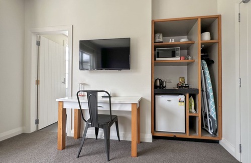 Stokes Valley Hotel | Silverstream Retreat