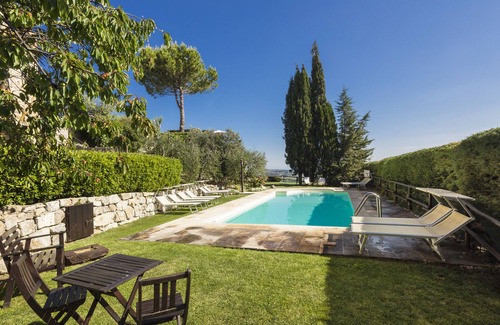 Castel San Gimignano Apartment | SIMONA STUDIO WITH PRIVATE GARDEN AND STUNNING VIEW