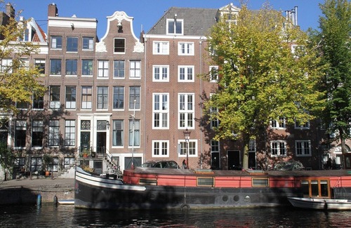 De Weteringschans Apartment | Simpel,nonsmoking canal street-level for 2. Private entrance nice garden,CENTRE