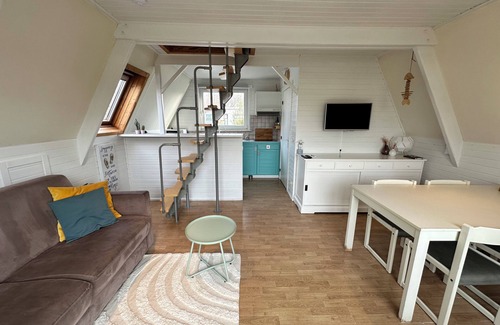 Koksijde Ski Chalet | Simple chalet with shared pool on holiday park