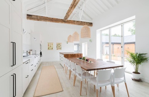 Reydon House | Simple Coastal Luxury near Southwold sleeps 10
