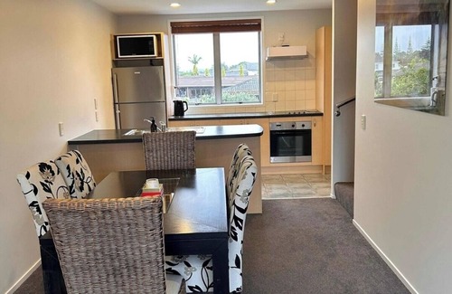 Orewa Apartment | Simple Seaside Retreat in the heart of Orewa