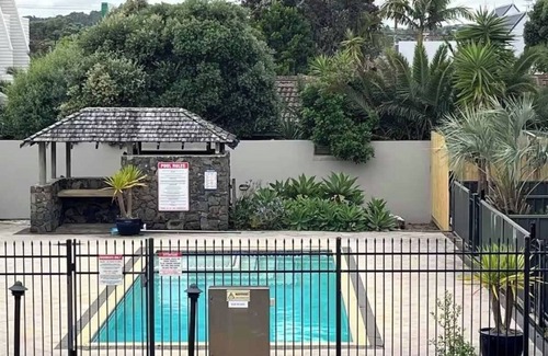 Orewa Apartment | Simple Seaside Retreat in the heart of Orewa