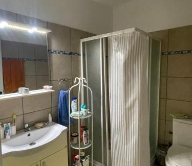 Kropia Apartment | Simple Stay Vari's House