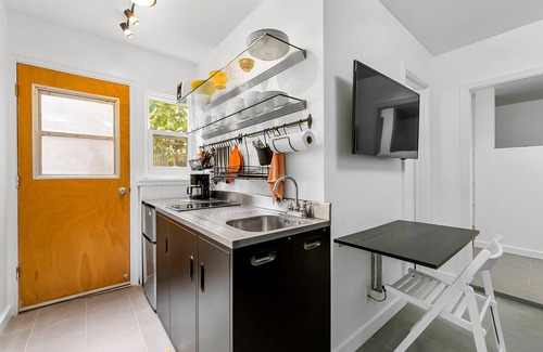 Hawaii Kai Apartment | Simple studio with lanai, standing desk, WiFi & great location near beaches