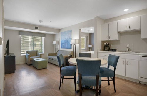 Far North Central Apartment | Simplicity At the Rim 1213 I Comfy 2 Bed 2 Bath