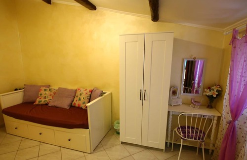 Tivoli Apartment | Simplistic Apartment in Tivoli near Forest & Supermarket with Heating