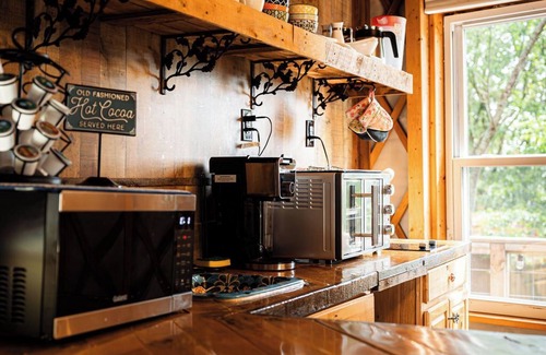 Fancy Gap Cottage | "Simply Serenity Yurt"- Unique Mountain Getaway w/Hot Tub on Blue Ridge Parkway