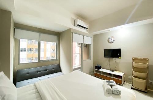 Duren Sawit Apartment | Simply Studio Room Gateway Park LRT City Jatibening Apartment By Travelio