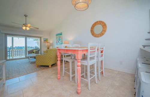 Harbor Oaks House | Simply Wonderful Condo with Bayview Private Pier and Pools
