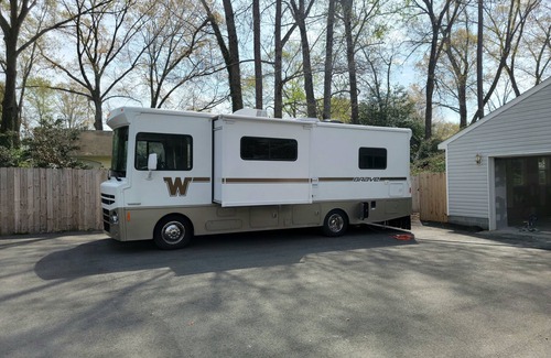 Midlothian House | Sindi the RV-Private, Secluded, Stationary