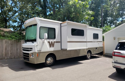 Midlothian House | Sindi the RV-Private, Secluded, Stationary