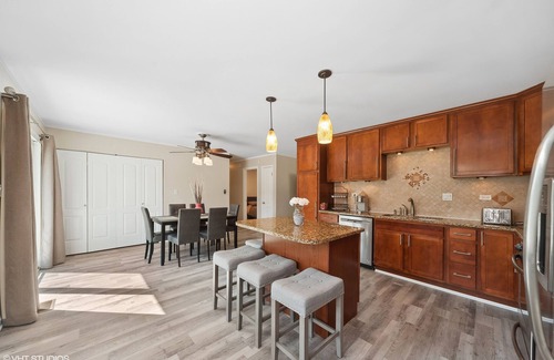 Schaumburg House | Single Family home in Schaumburg, IL 3 bed/2 full baths/fully fenced backyard