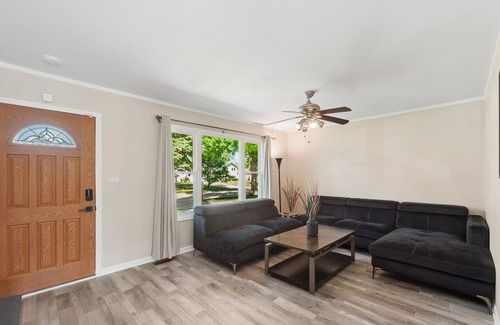 Schaumburg House | Single Family home in Schaumburg, IL 3 bed/ 2 full baths/ fully fenced backyard