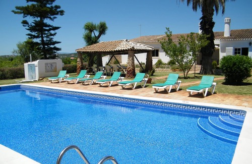 Monte Raposo Villa | Single floor villa swimming pool, WiFi, A/C, table tennis, large garden, 10pax