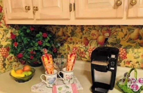 London Apartment | Single level apartment with garage within walking distance to downtown London.
