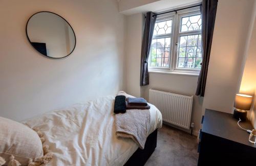 Barnt Green House | Single room in brand new 5 bedroom home BW Room 2