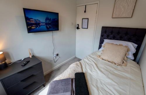 Barnt Green House | Single room in brand new 5 bedroom home BW Room 2