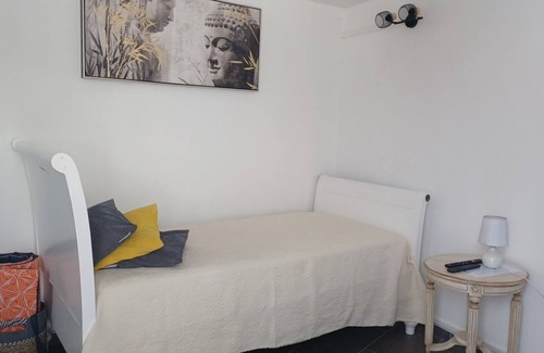 Orient Bay Bed & Breakfast | Single room with pool 5 min from Hope Estate