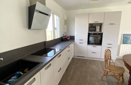 Saint-Vaast-la-Hougue House | Single-storey house