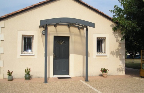 Lalinde House | Single-storey residential house overlooking shady park.