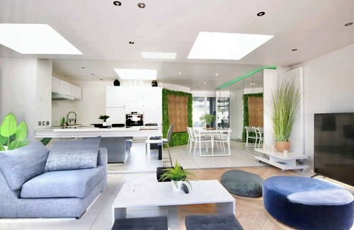 Mons-en-Baroeul Villa | Single-storey, stairless villa with jacuzzi, parking and garden