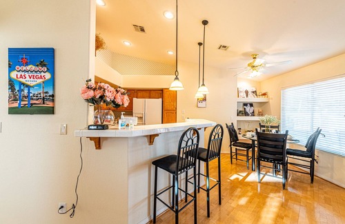 Spring Valley House | Single Story ! 4K beds! w/strip view, 15min to strip/conv. & Airport.