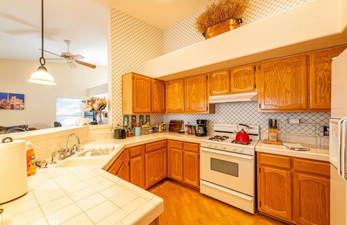 Spring Valley House | Single Story ! 4K beds! w/strip view, 15min to strip/conv. & Airport.